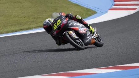 Jovem promessa do Moto3 partiu o fémur. Imagem mostra gravidade da lesão