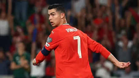 Cristiano Ronaldo ignora recorde na (curiosa) reação ao Portugal-Hungria