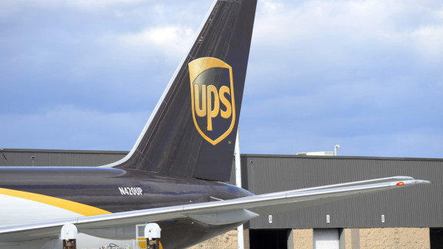 Avião de carga da UPS cai nos EUA e deixa ao menos sete mortos