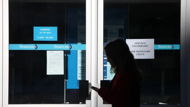 
                    Mais de 60 repartições encerradas de manhã devido a reunião sindical
                