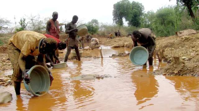 
                    Parlamento conclui que mineração ilegal em Moçambique tem riscos sérios
                