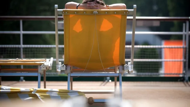 
                    Viagens turísticas de residentes atingem recorde de 26 milhões em 2025
                