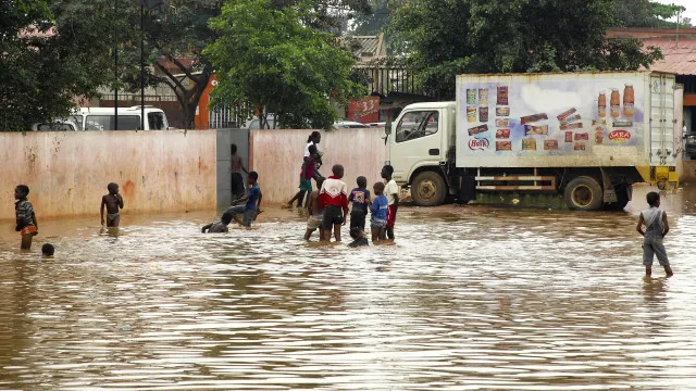 
                    Chuvas intensas causam uma morte e afetam 16.900 pessoas em Luanda
                