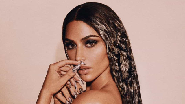 Mais um erro de Photoshop no clã Kardashian. Kim aparece com três mãos