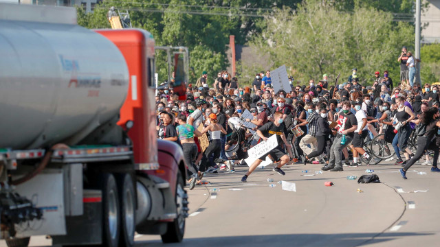 Condutor avançou sobre multidão, que o retirou do camião e agrediu