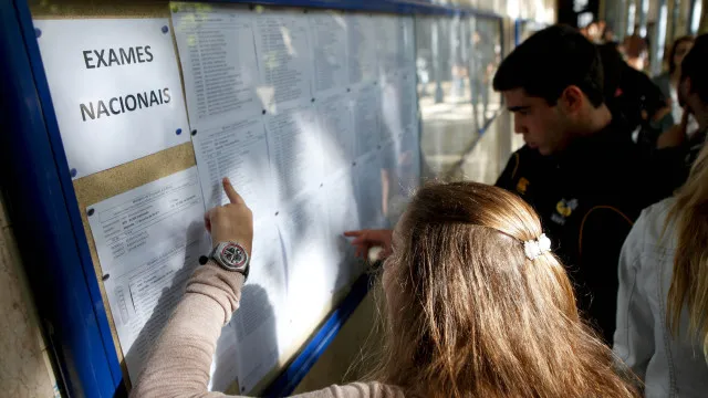 
                    Milhares de alunos esperam receber hoje as notas dos exames nacionais
                
