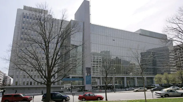 
                    Banco Mundial prevê forte subida da energia em 2026
                