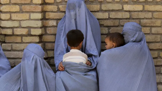 TalibÃ£s deixam 2,4 milhÃµes de raparigas afegÃ£s fora da escola
