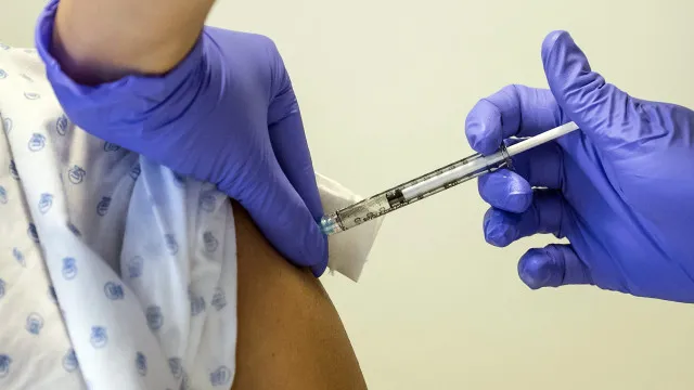 
                    Vacinação contra a gripe estabilizou e da Covid-19 diminuiu, diz DGS
                