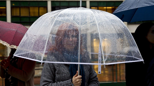 Dez distritos sob aviso amarelo devido à chuva até segunda-feira