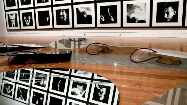 
                    Retrospetiva da obra de Jorge Molder exposta no Centro das Artes José de Guimarães
                