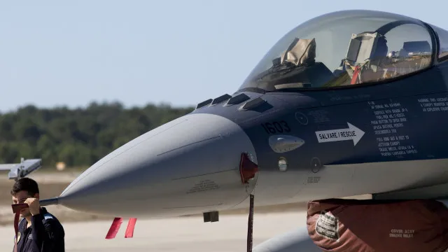 Caças F-16 da Roménia ativados após aviso de passagem de drones