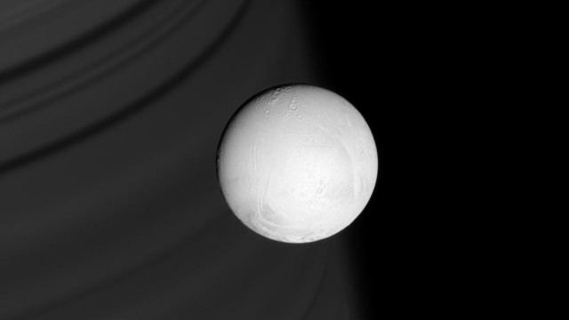 Estudo sugere que lua de Saturno possui estabilidade para o desenvolvimento de vida