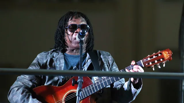 Cantor Milton Nascimento internado para tratamento de pneumonia