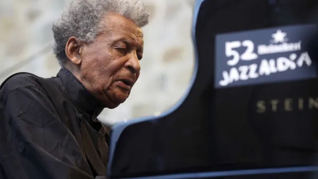
                    Morreu pianista de jazz sul-africano Abdullah Ibrahim. Tinha 91 anos
                