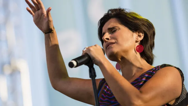 
                    Cristina Branco entre os cinco vencedores dos Prémios Play Tradicional
                