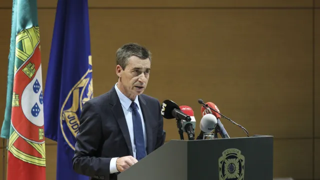 
                    Falta de meios? Ex-diretor da PJ rebate críticas de Luís Neves
                