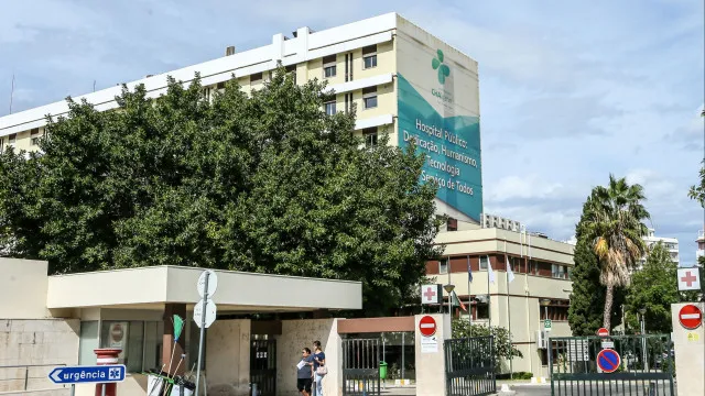 
                    Retenção de ambulâncias nas urgências do Algarve compromete assistência
                