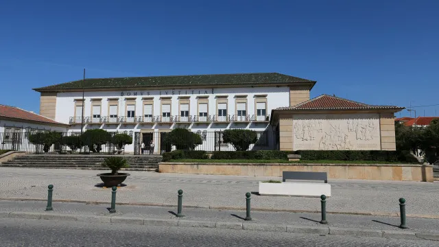 
                    Arguido detido fugiu de tribunal após 