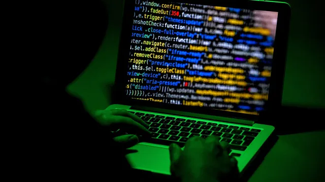 
                    Brasil vive epidemia de crimes digitais (mulheres e jovens mais visados)
                