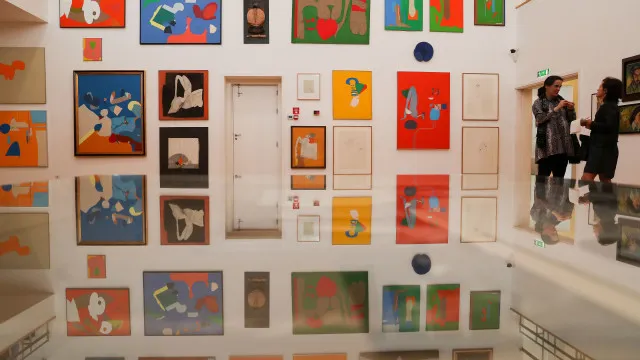 
                    Exposição no Atelier-Museu Júlio Pomar revisita sete décadas da obra
                