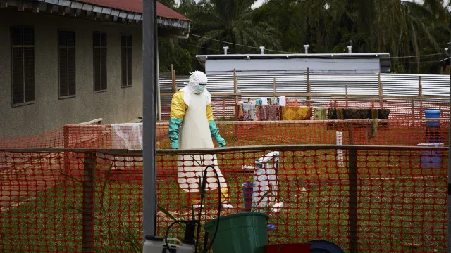 
                    Ébola: Homens com possíveis sintomas colocados em isolamento no Brasil
                