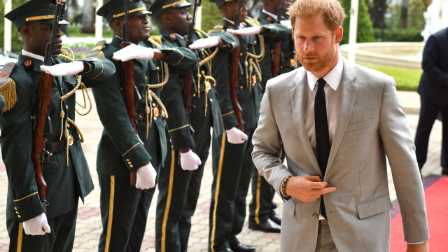 Príncipe Harry desloca-se a campo de minas em Angola