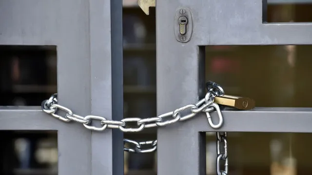 
                    Mais de 100 escolas encerradas ou condicionadas por greve de professores
                