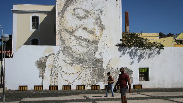 
                    Cesária Évora volta a projetar Cabo Verde, agora em nota de 2.000 escudos
                