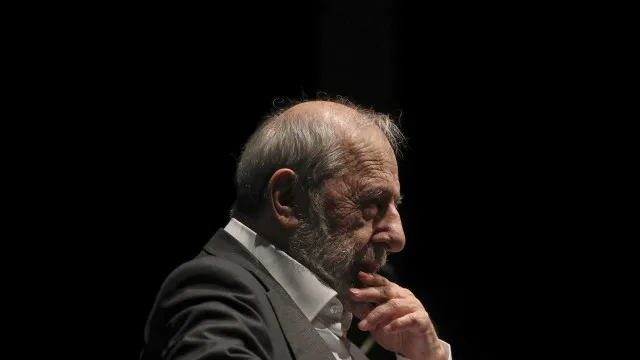 
                    Patrícia Reis assina 