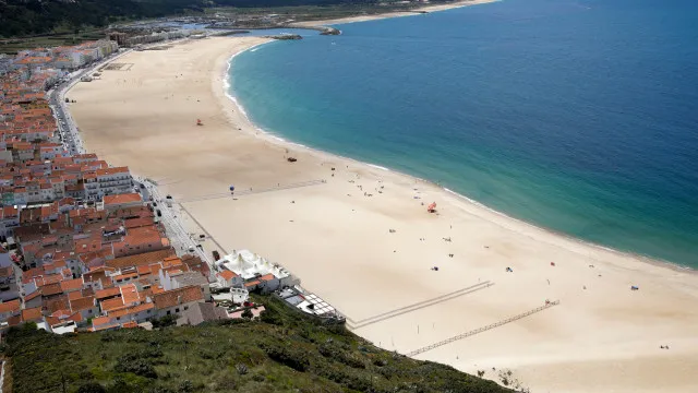 
                    Análises à qualidade da água levam a proibição de banhos na praia da Nazaré
                