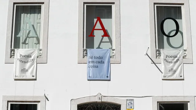 
                    Dia Mundial da Poesia celebrada com tertúlias, leituras, jogos, música e cinema
                