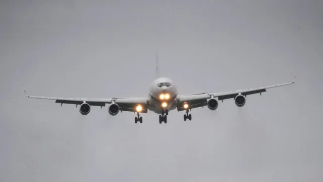 Companhias aéreas admitem cancelamentos e subida de preços se crise persistir