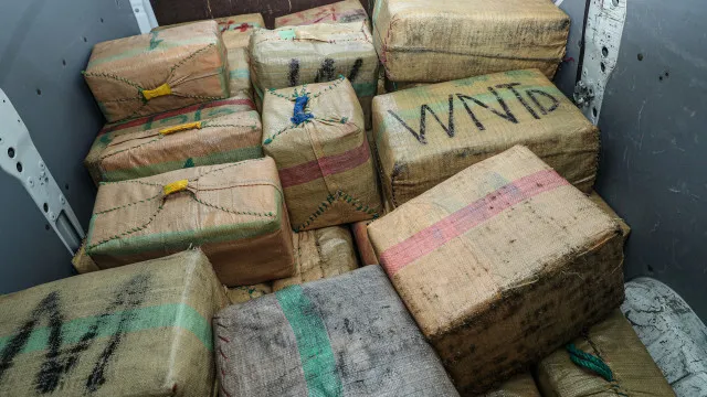 
                    GNR deteve 4 pessoas e apreendeu 101 fardos de haxixe em Setúbal
                