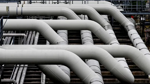 
                    União Europeia prolonga teto ao preço do petróleo russo até 23 de julho
                