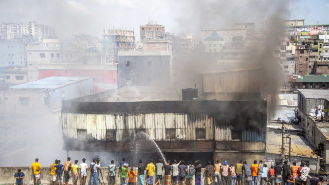 Incêndio em fábrica de plásticos no Bangladesh faz pelo menos seis mortos
