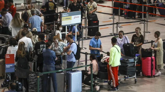 
                    Bruxelas afasta culpa do novo sistema nas filas dos aeroportos
                