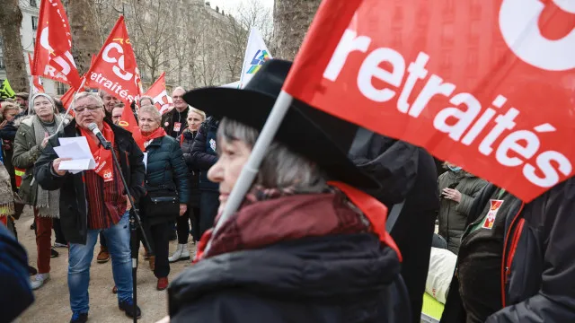 
                    França pondera congelar pensões mais altas em 2027 para conter défice
                