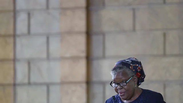 Distinção da escritora moçambicana Paulina Chiziane é "orgulho nacional"