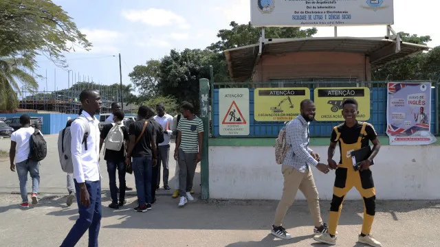 Metade dos africanos (sobretudo jovens instruÃdos) jÃ¡ ponderou emigrar