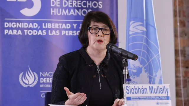 
                    Especialistas pedem investigação transparente a tráfico sexual exposto por caso Epstein
                