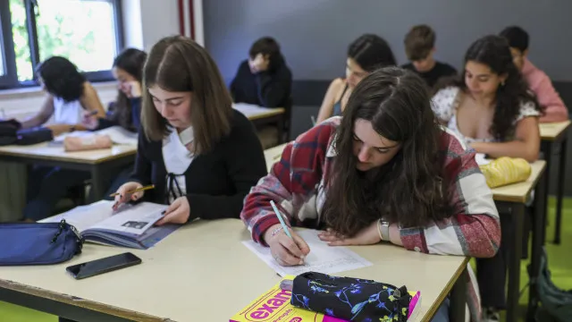 
                    Exames Nacionais: Mais de 81 mil alunos fazem hoje prova de Português
                