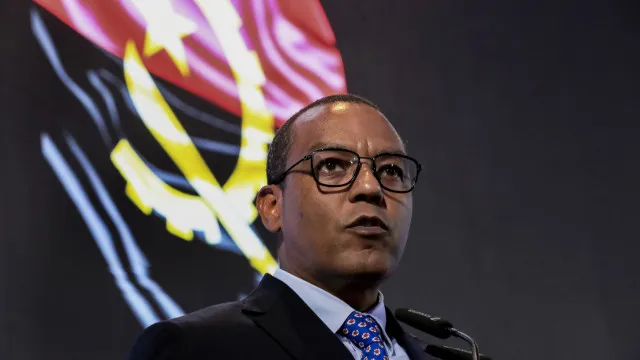 
                    Angola vai criar 'stocks' alimentar, energético e de medicamentos
                