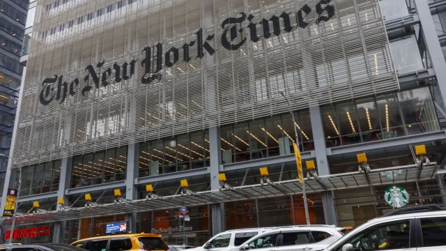 
                    China acusa New York Times de promover 