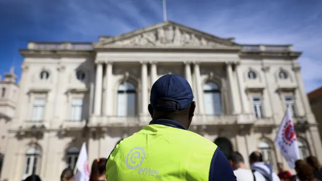 
                    Trabalhadores da EMEL iniciam greve parcial de quatro dias
                