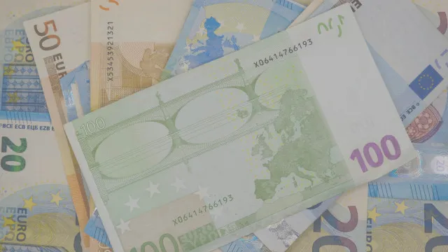 
                    Crescimento do PIB na zona euro e na UE abranda no 1.º trimestre
                