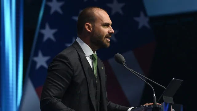 
                    MP brasileiro pede condenação de filho de Bolsonaro por coação a juízes
                