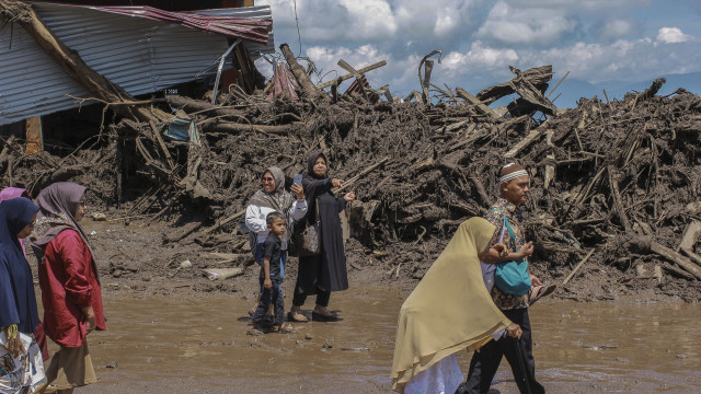 Sobe para 34 o número de mortos em inundações repentinas na Indonésia