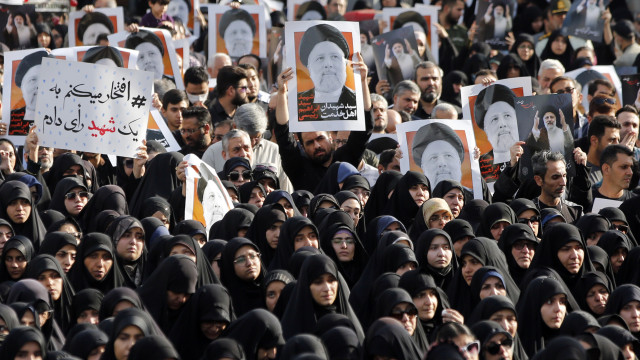 Milhares de iranianos prestam homenagem a Raisi nas ruas. As imagens