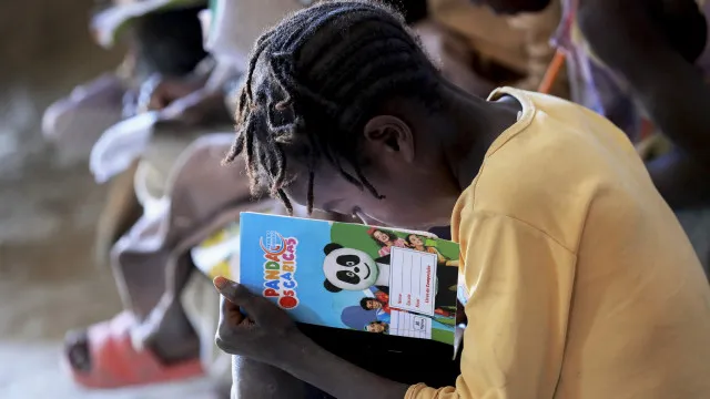 
                    Angola conclui troca de dívida por educação para financiar 30 escolas
                